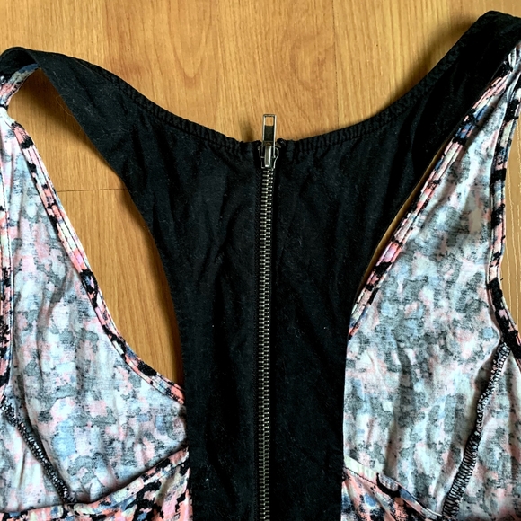 Silence + Noise zipper back tank top - Picture 4 of 4